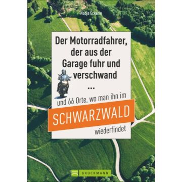 Der Motorradfahrer, der aus der Garage fuhr und verschwand